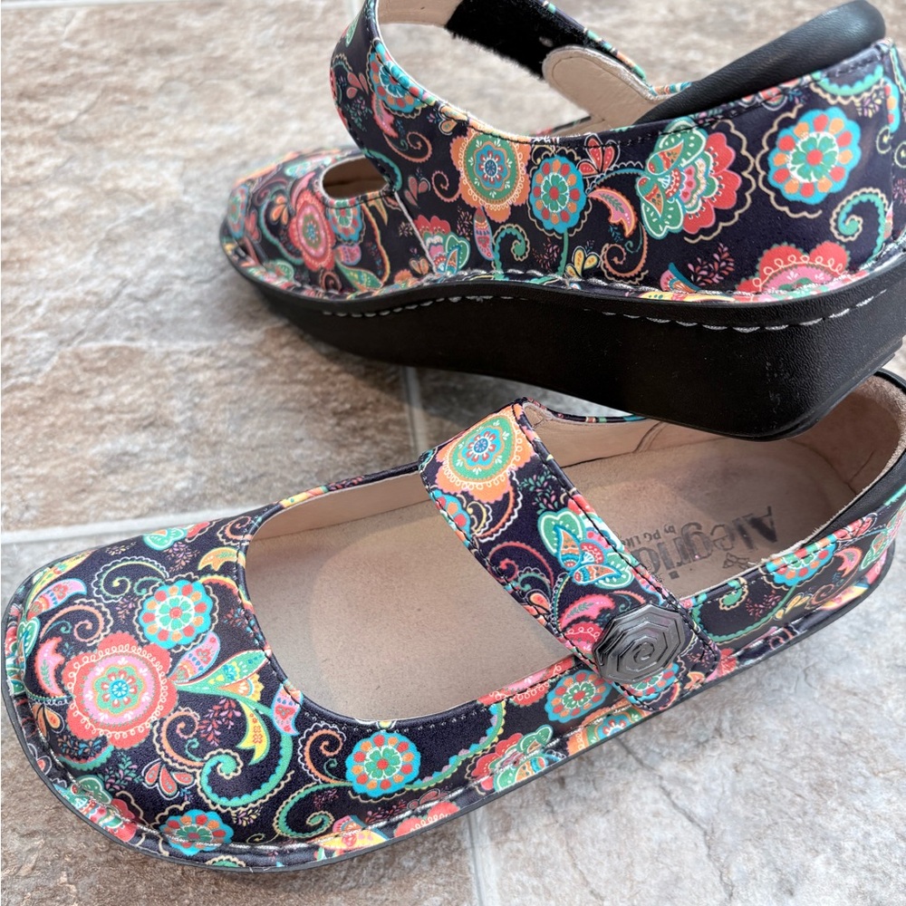 Like New Alegria Clogs